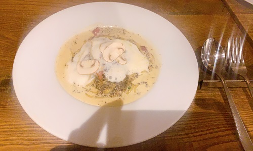 Gru cafe & restaurantの和豚もちぶたベーコンとマッシュルームのふわふわカプチーノ仕立て