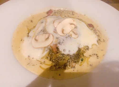 Gru cafe & restaurantの和豚もちぶたベーコンとマッシュルームのふわふわカプチーノ仕立てUP