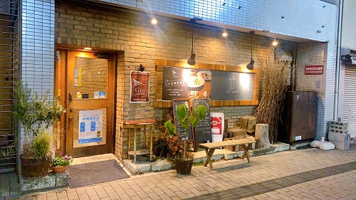 Gru cafe & restaurantの店舗前