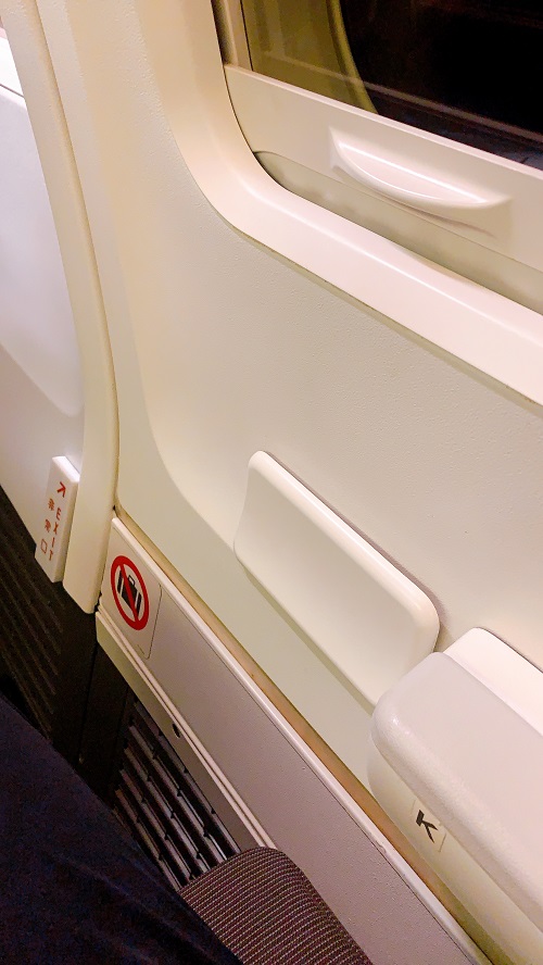 JAL国際線の非常口下