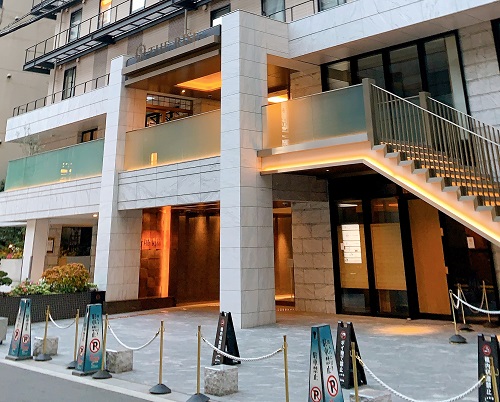 ライズホテル大阪北新地の入り口前