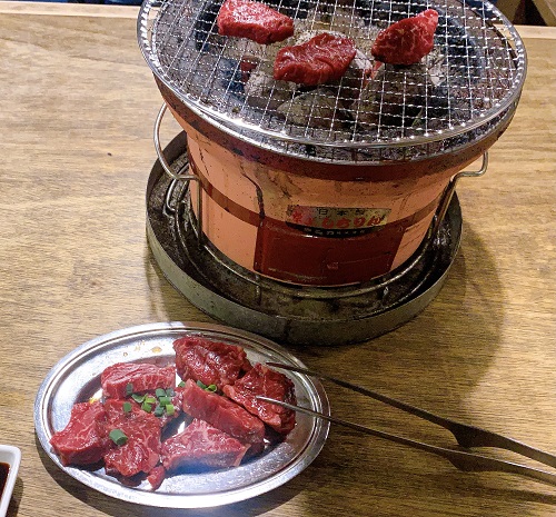 七輪焼肉 ホルモン屋 雷神の七輪とハラミ