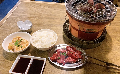 七輪焼肉 ホルモン屋 雷神の中トロホルモンとハラミ