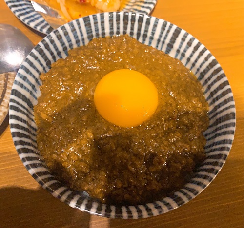 和牛ホルモン酒場にくづきの〆のキーマカレー