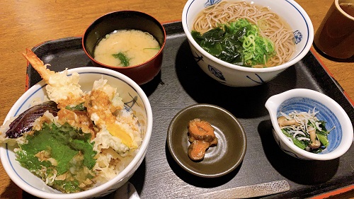 地酒とそば 京風おでん 三間堂 堺筋本町店の蕎麦と海老天ぷら丼のお膳定食