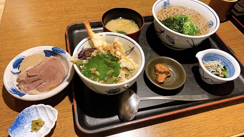地酒とそば 京風おでん 三間堂 堺筋本町店の蕎麦と海老天ぷら丼のお膳定食と牛タン煮