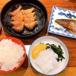 小倉鉄なべさんの熱々餃子を取り囲む名物メニューが旅してる感を演出してくれます♬