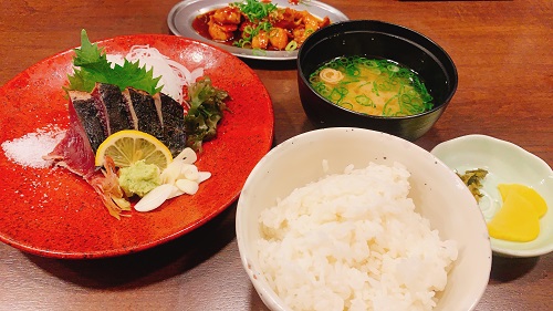 庄やJR高知駅店のカツオタタキ(塩)と牛しろコロホルモン辛味噌炒めとご飯セット