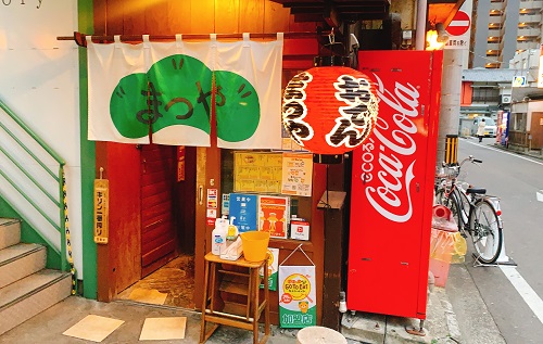 まつやの店舗前