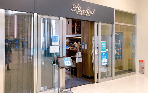 ブルーバード 梅田阪急ビルオフィスタワー店の店舗前