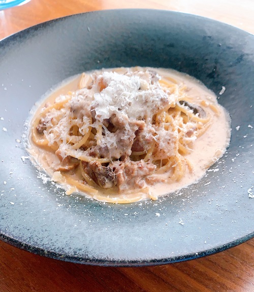 ブルーバード 梅田阪急ビルオフィスタワー店の牛肉のラグーとポルチーニ茸のクリームパスタ