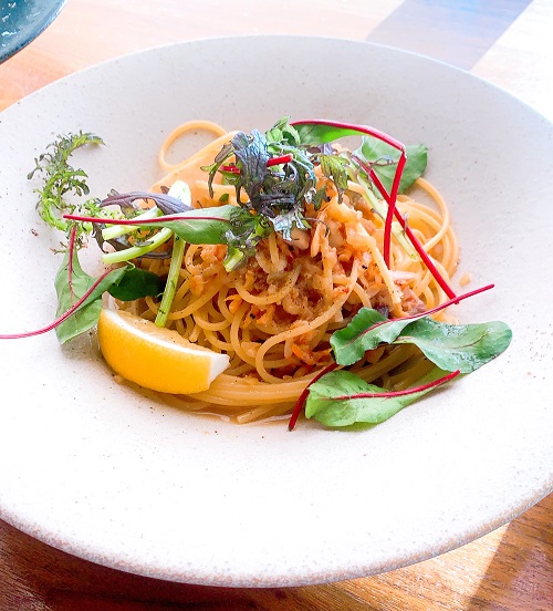 ブルーバード 梅田阪急ビルオフィスタワー店の金目鯛と季節野菜の白ワインパスタ