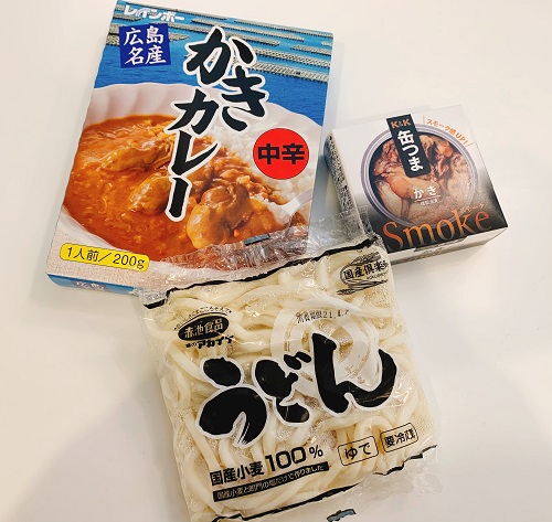レインボー食品のレトルトかきカレーと赤池食品のゆでうどんと牡蠣燻製油漬