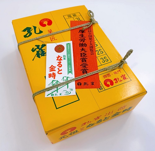 孔雀の元祖銘菓なると金時の外装