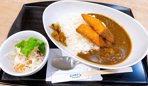 CHEF'S KITCHENの鯛カツカレーとサラダ
