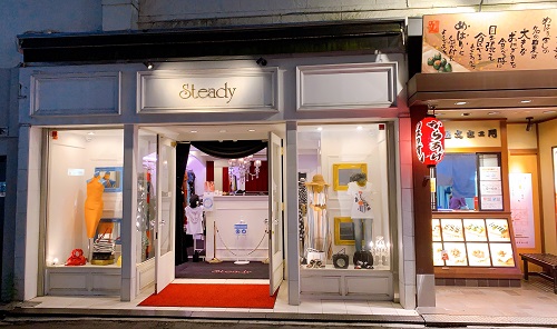 Steadyの店舗前