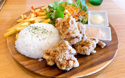 カフェカフスのからあげプレートM(4個)明太マヨとマヨネーズ
