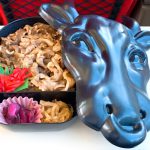 「松阪駅」松阪牛で有名な街で購入したインパクトのある駅弁!あら竹さんのモー太郎弁当が5感に響く♬