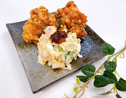 堀尾商店の唐揚げとポテトサラダと小倉鉄なべのラー油