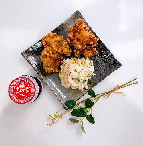 堀尾商店の唐揚げとポテトサラダと小倉鉄なべのラー油の写真1