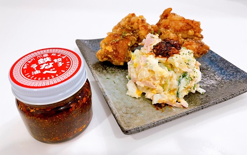 堀尾商店の唐揚げとポテトサラダと小倉鉄なべのラー油の写真3