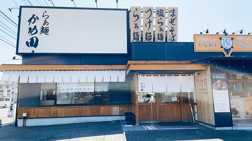 らぁ麺 かめ田の店舗前