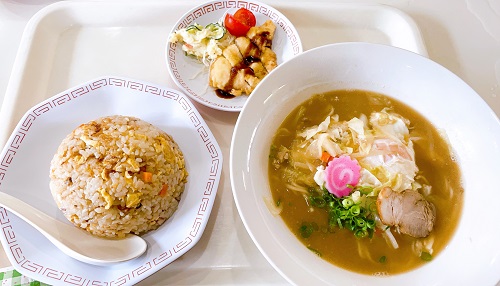 ラーメン○天の〇天らーめん(野菜入り)とチャーハン