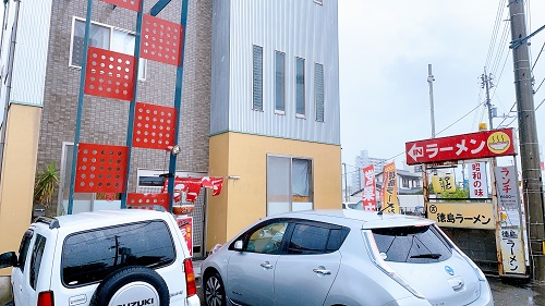 ラーメン○天の店舗前