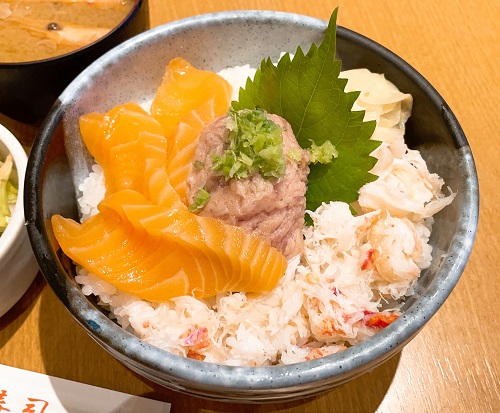 板前寿司 新宿東宝ビル店 豪華三色丼