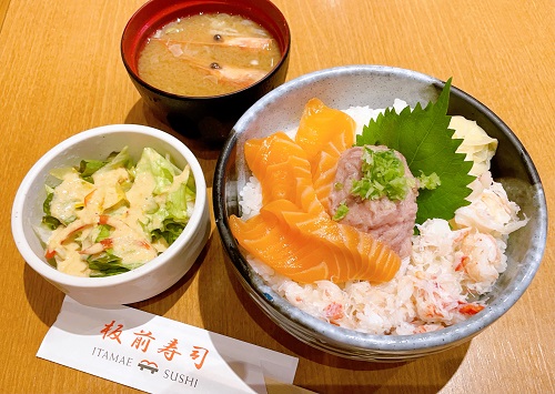 板前寿司 新宿東宝ビル店の豪華三色丼