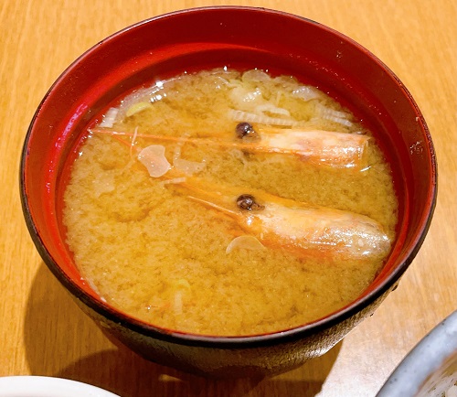 板前寿司 新宿東宝ビル店の豪華三色丼の味噌汁