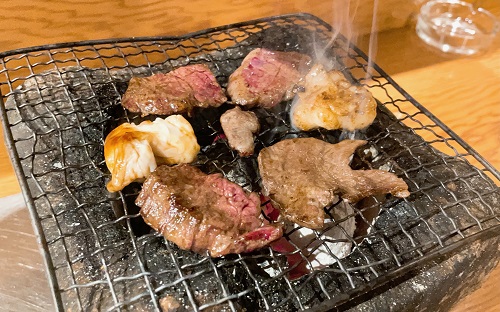 高知ホルモンのハラミと小腸と上塩タンの焼き上がり