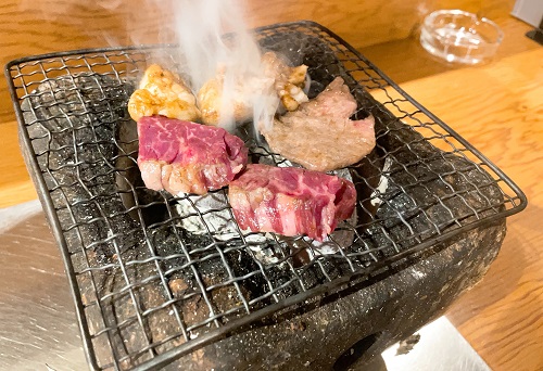 高知ホルモンのハラミと小腸と上塩タンを焼き中