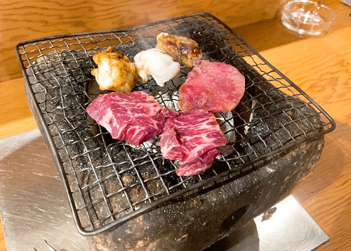 高知ホルモンのハラミと小腸と上塩タンを焼く前