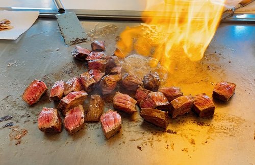 鉄板焼ダイニングTeko tekoの国内産黒毛和牛コースの焼き状況