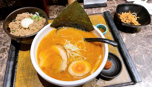 麺匠 竹虎 本店の虎ダレ味噌ラーメンとピリ辛 肉めし
