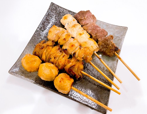 やきとり竜鳳のつくね串と鶏ささみしそ串と牛カルビ串とかわ串とにんにく串