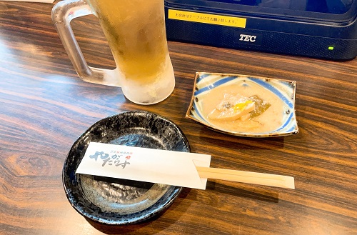 やたがらす 奈良店のお通しとビール