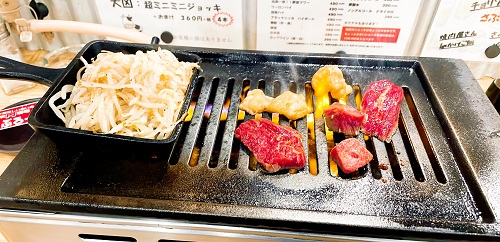 大衆肉酒場さぶろーの焼肉風景