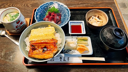 寶眞𠅘のうな丼と馬刺しセット1