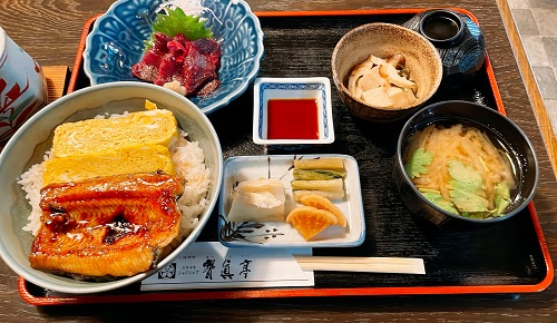 寶眞𠅘のうな丼と馬刺しセット3