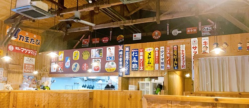 拉麺 まる福の店内