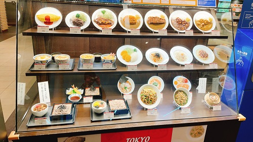 羽田空港フードコートのショーケース