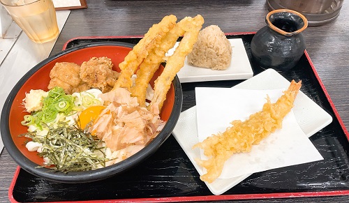 資さんうどん 魚町店の唐揚げぶっかけうどんとかしわおにぎりと海老天