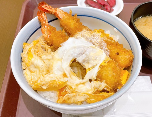 銀座梅林 羽田空港フードコートの海老フライ丼のアップ