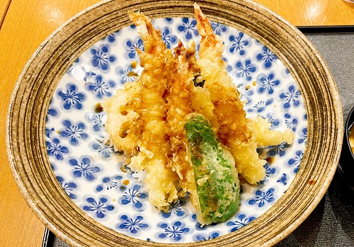 ソラエ・ダイニング 海鮮 七菜彩の海老天丼のアップ