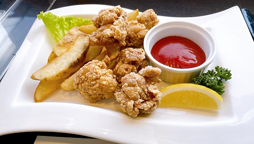 レストラン安比高原の唐揚げとフライドポテトの盛り合わせ