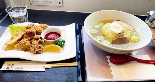 レストラン安比高原の盛岡冷麺と県産鶏の唐揚げとフライドポテトの盛り合わせ