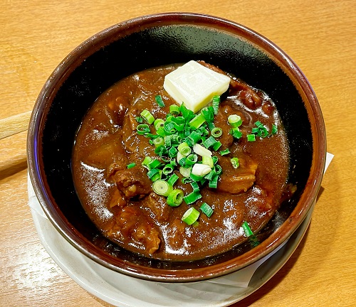 三代目鳥メロ 松山大街道店の特製牛もつデミ煮込み