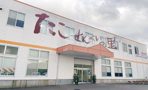 たこせんべいの里の店舗前